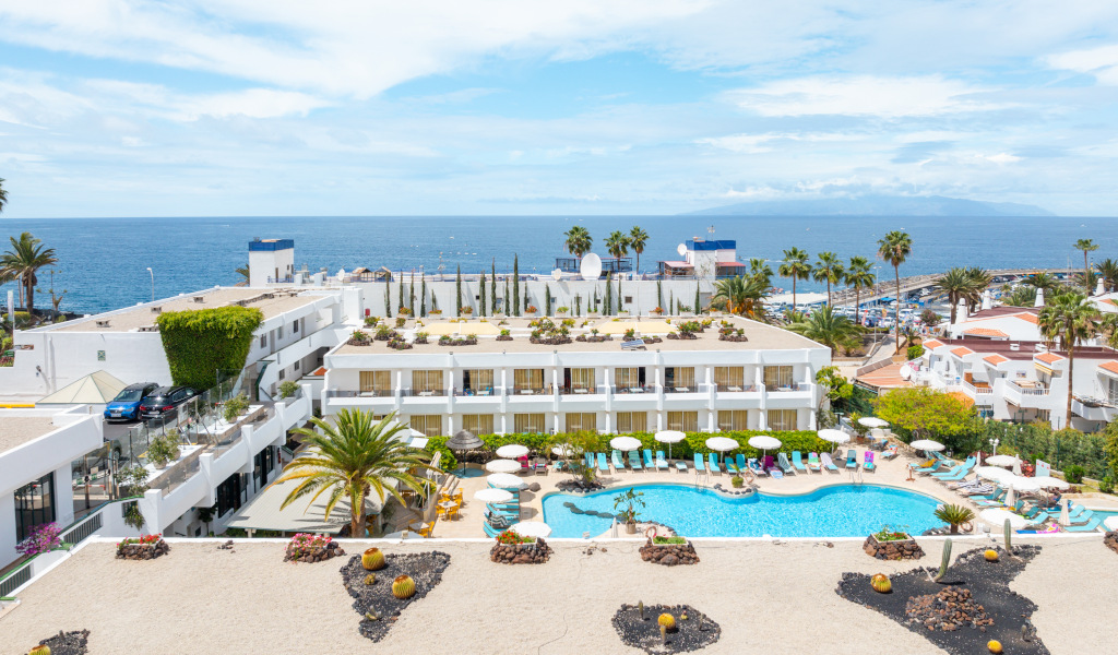 Hotel con piscina e vista mare a Puerto de la Cruz, Tenerife.