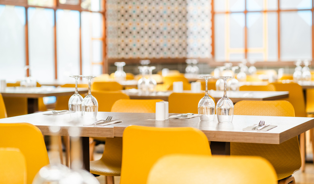 Tavoli apparecchiati con bicchieri e posate in un ristorante a Tenerife.