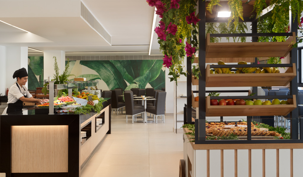 Chef prepara frutta fresca e pasticcini in un ristorante a Tenerife.