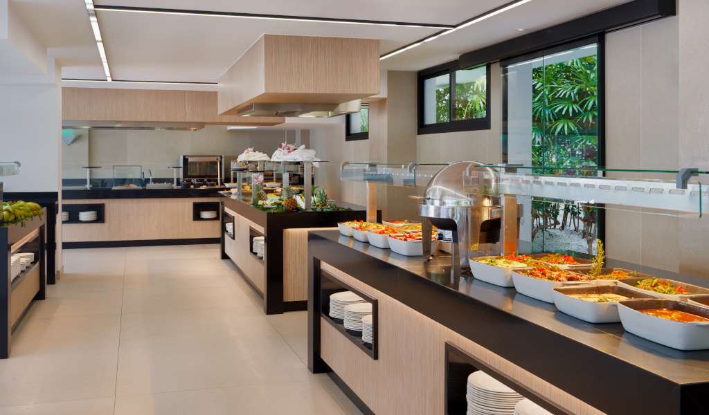 Buffet con diverse opzioni di cibo in un ristorante a Tenerife.