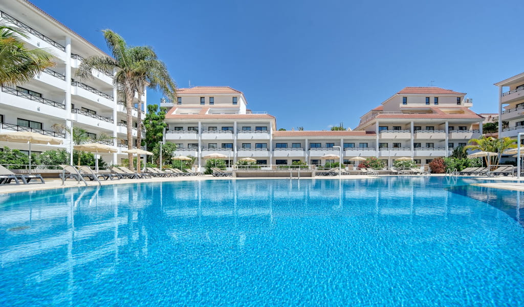 Piscina all'aperto con lettini in hotel a Tenerife.