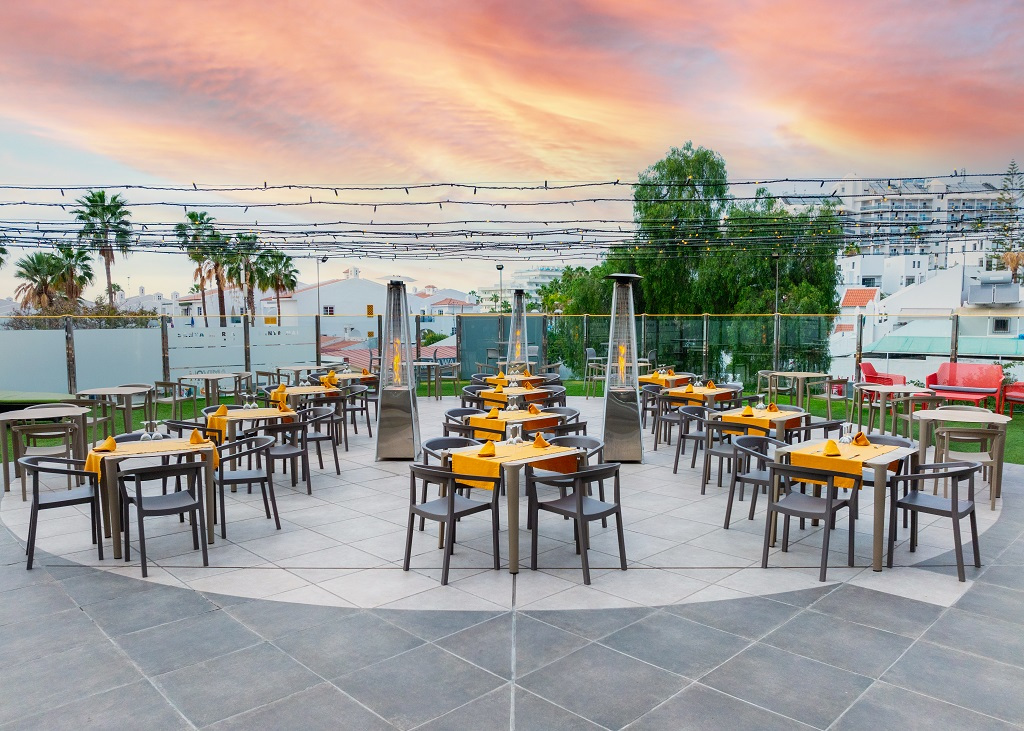 Terrazza ristorante all'aperto al tramonto, tavoli apparecchiati, Tenerife.