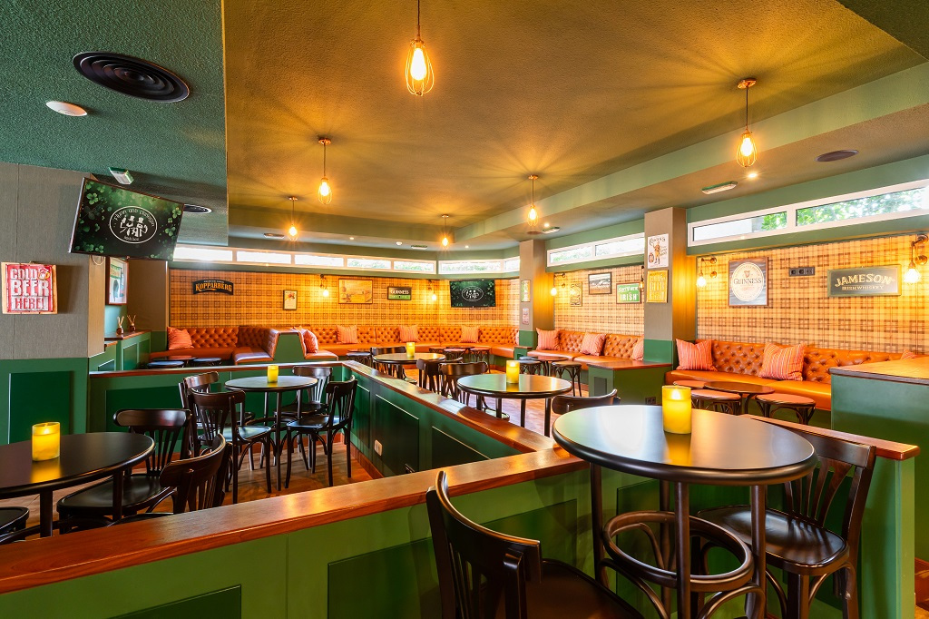 Bar con tavoli e sedie, luci soffuse e decorazioni a Tenerife.