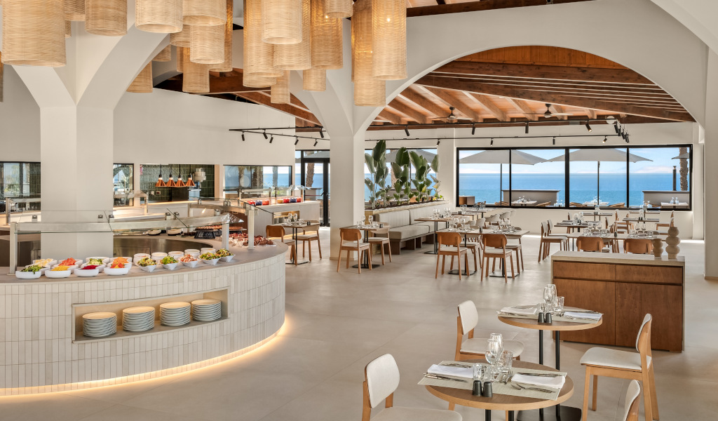 Ristorante con vista sull'oceano nel sud di Tenerife, tavoli apparecchiati.