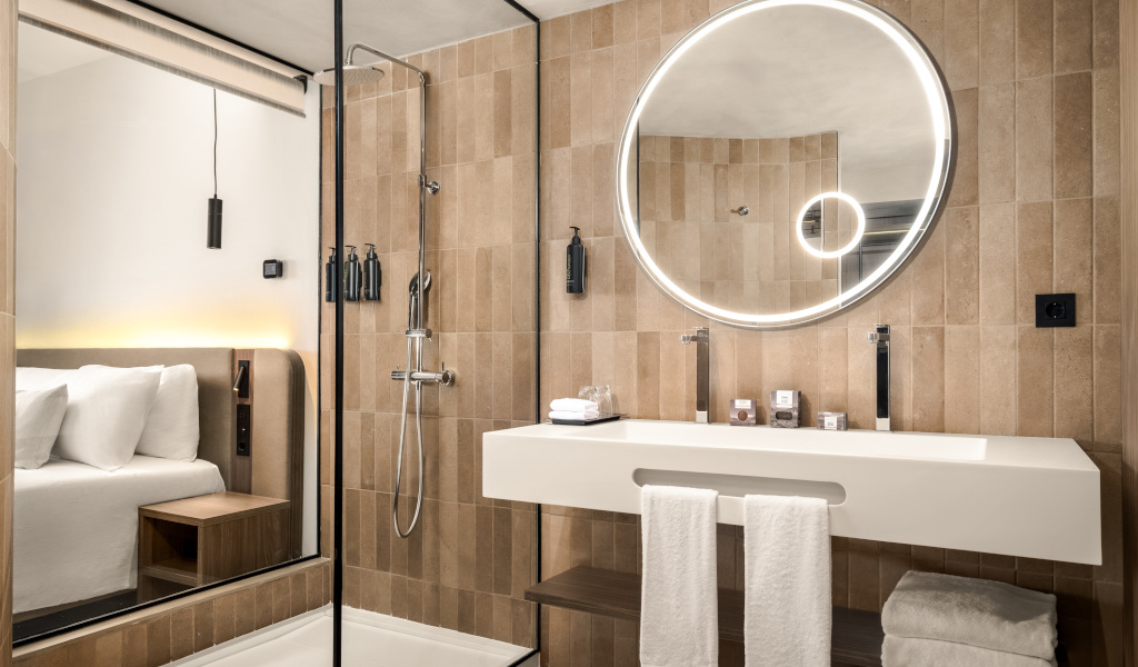 Bagno moderno con doccia, lavabo e specchio illuminato in hotel a Tenerife.