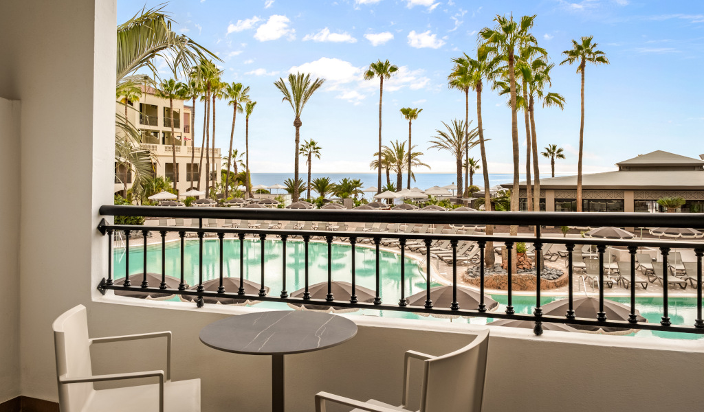 Vista della piscina e del mare dalla terrazza di un hotel a Tenerife.