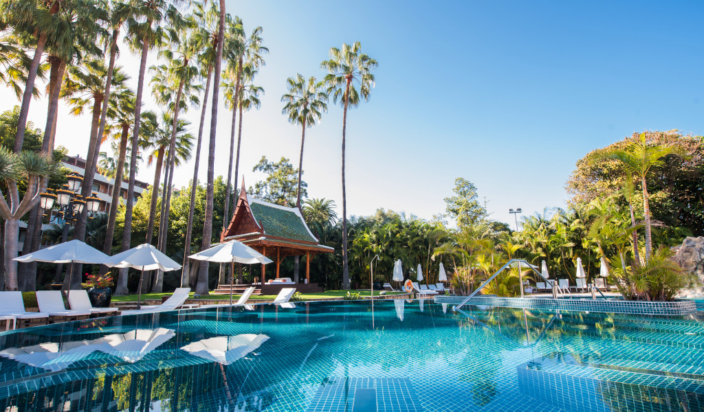 Piscina con palme e gazebo a Puerto de la Cruz, Tenerife.