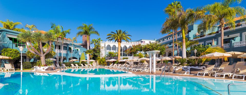 Piscina del resort circondata da palme a Costa Adeje, Tenerife.