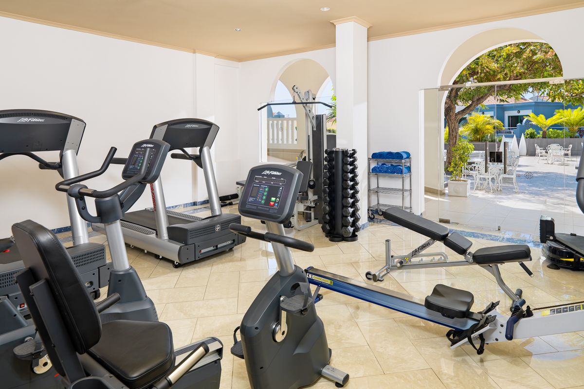 Palestra con attrezzi in un hotel a Tenerife, vista sul giardino.
