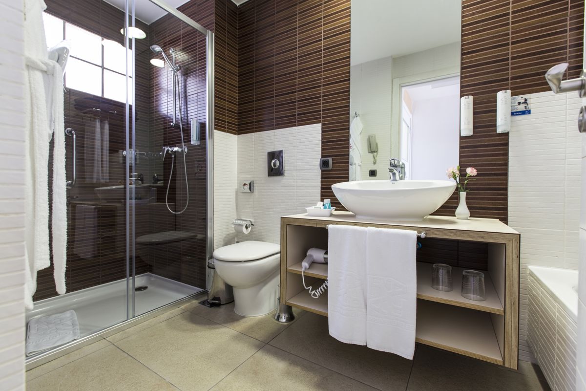 Bagno moderno con doccia a vetro, lavabo e WC a Santa Cruz de Tenerife.