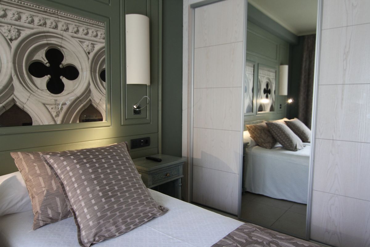 Camera d'albergo a Tenerife con letto matrimoniale e decorazione a tema gotico.