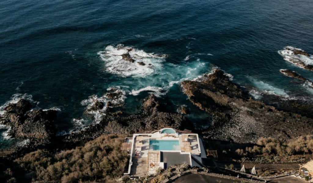 Vista aerea di una piscina vicino alla costa rocciosa di Tenerife.