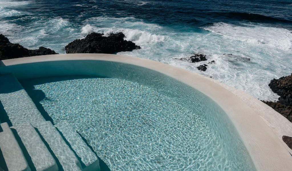 Piscina a sfioro con vista sull'oceano a Tenerife.
