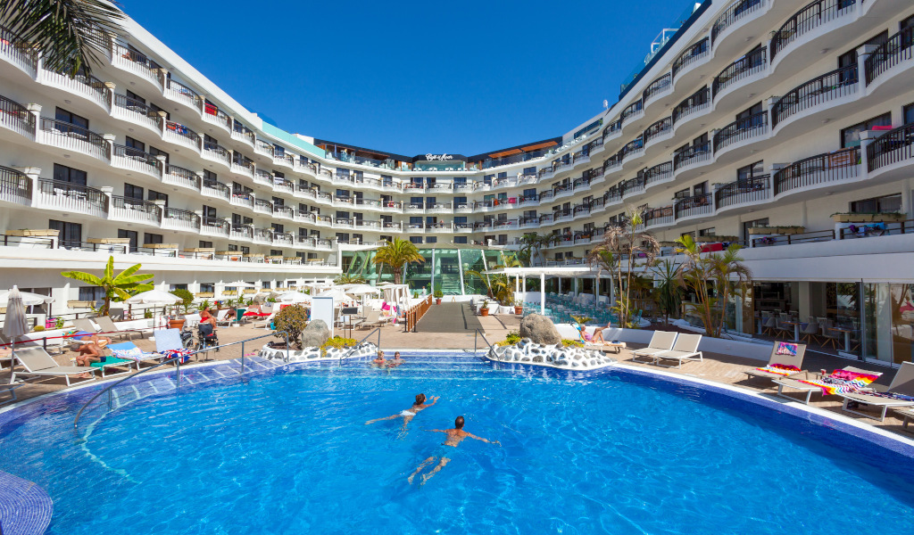 Piscina di un grande hotel con balconi in un complesso a Playa de las Américas, Tenerife.