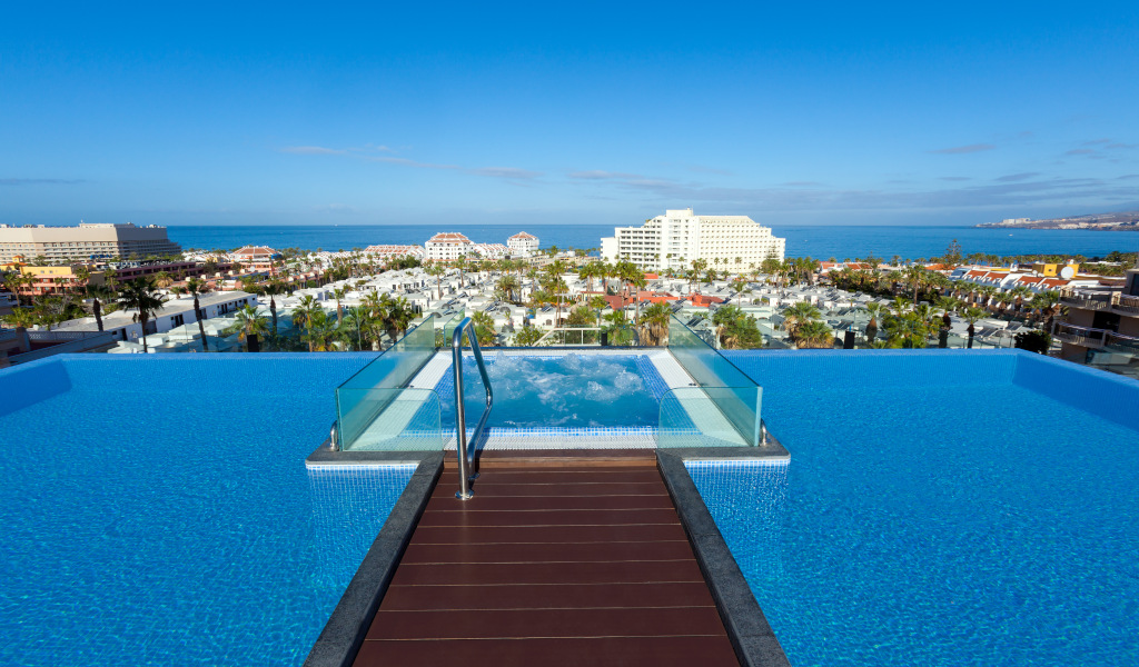 Piscina a sfioro con vista sull'oceano a Costa Adeje, Tenerife.