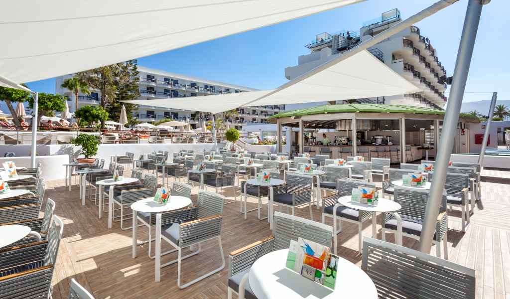 Terrazza con tavoli e sedie, bar sullo sfondo a Tenerife.