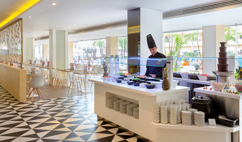 Chef prepara buffet nel ristorante a Tenerife con fontana di cioccolato.