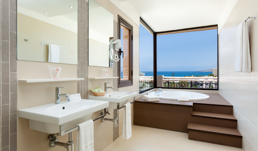 Bagno moderno con due lavandini e vasca vista oceano a Tenerife.