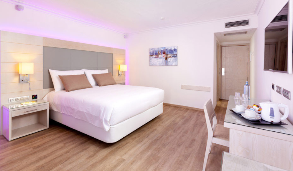 Camera d'albergo con letto matrimoniale e scrivania a Santa Cruz de Tenerife.