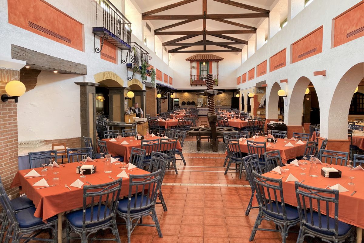 Ristorante a Tenerife con tavoli apparecchiati e decorazioni interne.