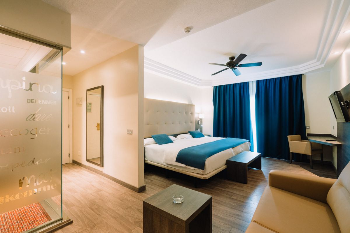 Camera d'hotel moderna con letto matrimoniale a Tenerife.