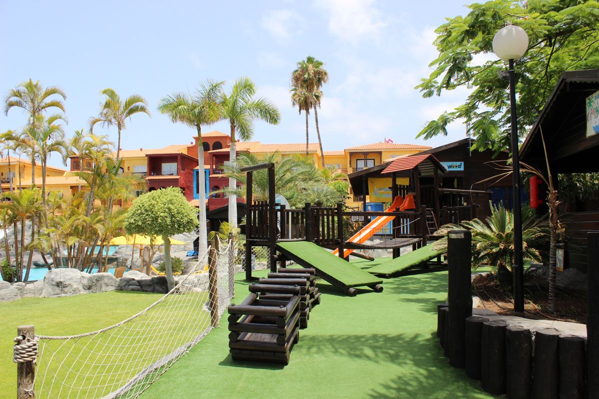 Area giochi all'aperto con scivoli e palme a Tenerife.