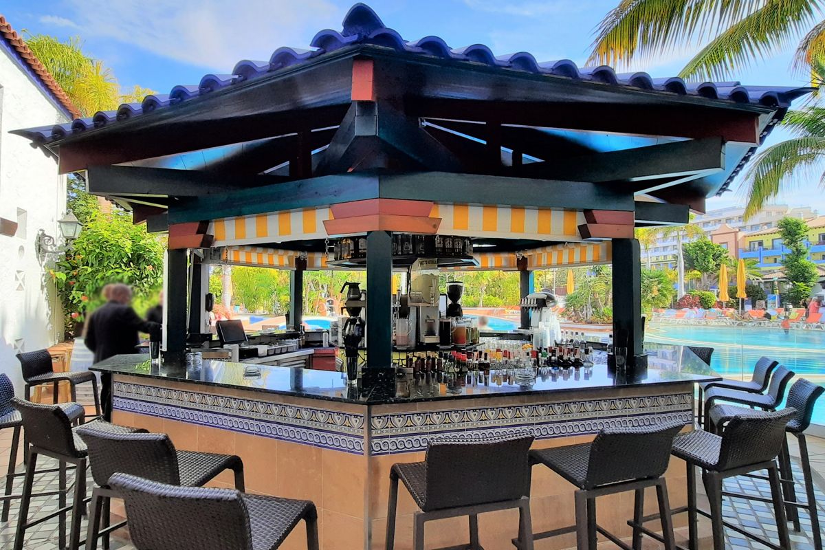 Bar a bordo piscina in un hotel a Puerto de la Cruz, Tenerife.