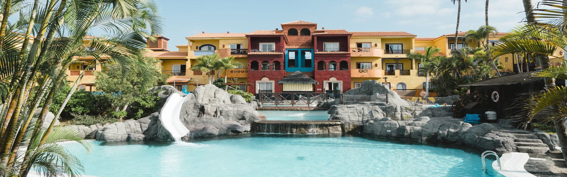 Edificio colorato con piscina e scivolo ad Arona, Tenerife.