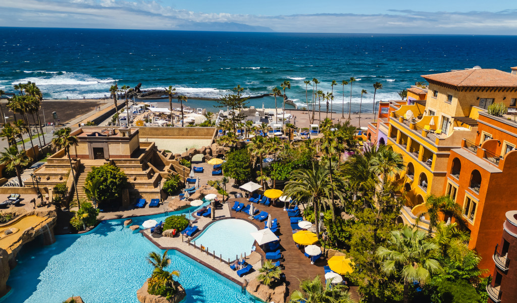 Vista della piscina e del mare a Tenerife.