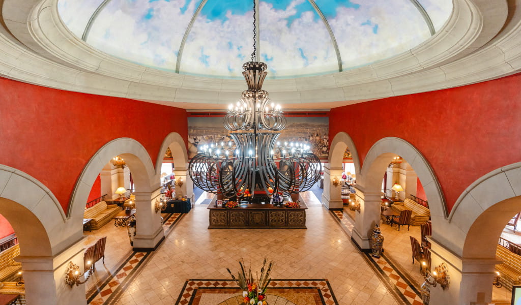 Interno di hotel con lampadario, archi e pareti rosse a Tenerife.