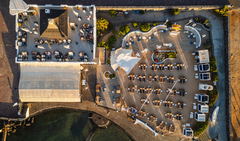 Vista aerea di un ristorante e area relax sulla costa di Tenerife.