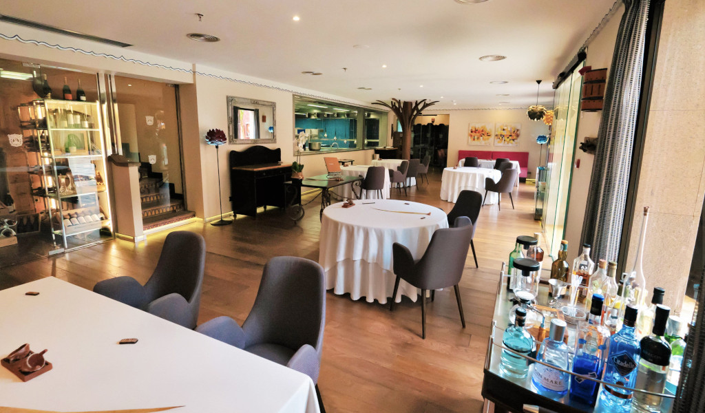 Ristorante elegante con tavoli apparecchiati e bottiglie a Puerto de la Cruz.