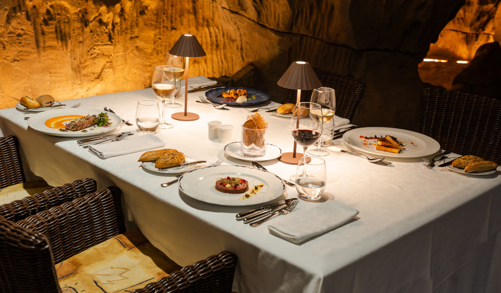Tavolo apparecchiato con piatti gourmet in ristorante a Tenerife.