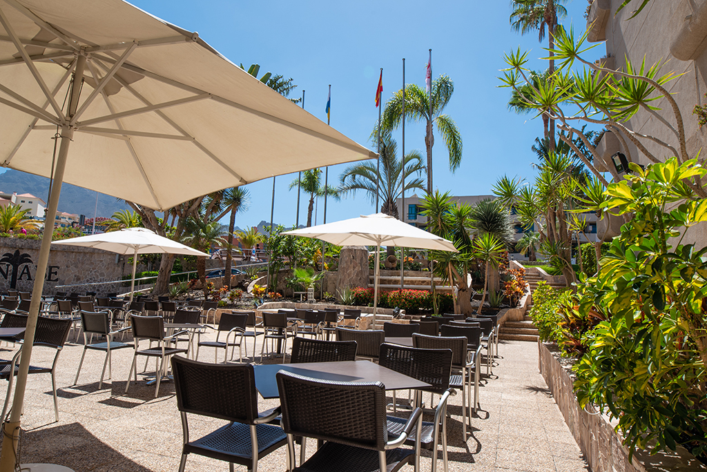 Terrazza all'aperto con ombrelloni e sedie ad Adeje, Tenerife.