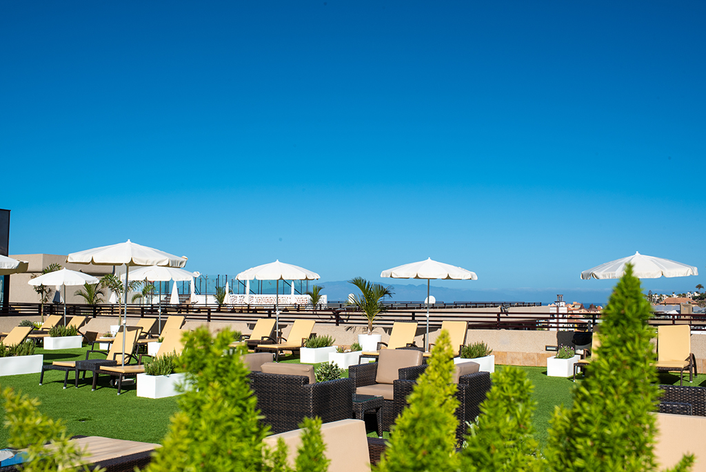 Terrazza con lettini e ombrelloni a Costa Adeje, Tenerife.