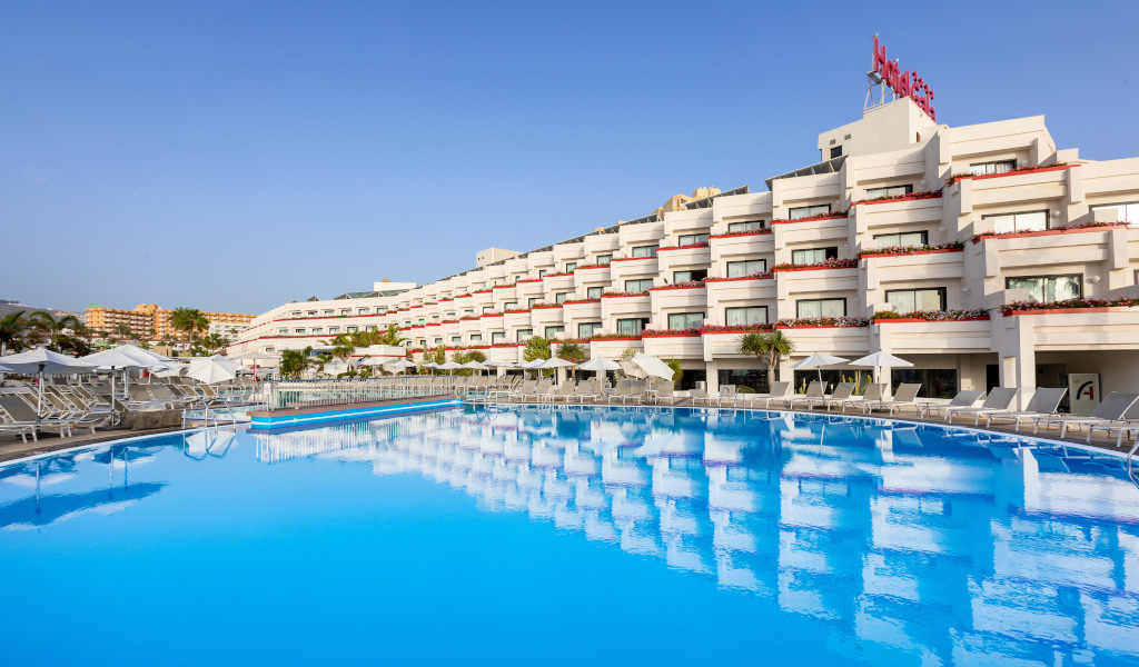 Edificio di hotel con piscina a Los Cristianos, Tenerife.