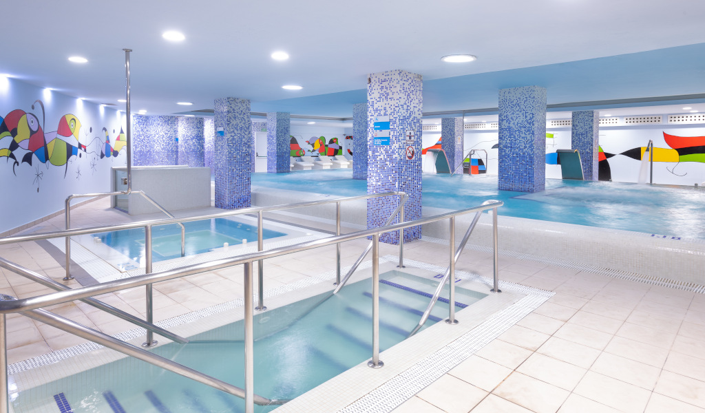 Piscina coperta con murale colorato a Tenerife.