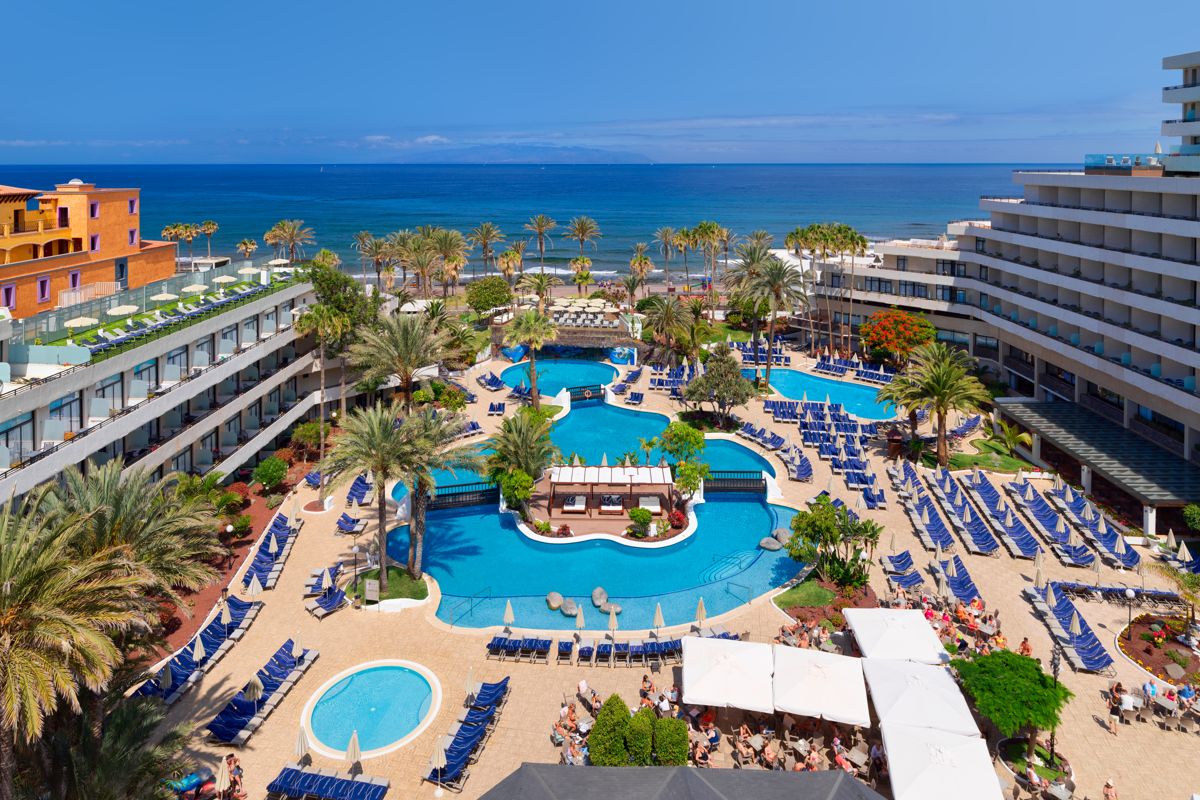 Piscina e sdraio di un resort sul mare a Tenerife.