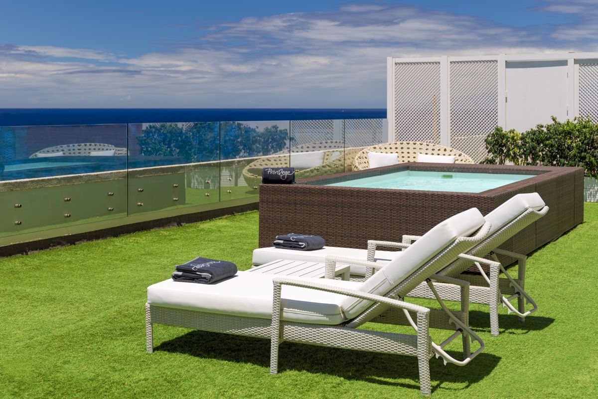 Sedie a sdraio e jacuzzi su terrazza con vista mare a Tenerife.
