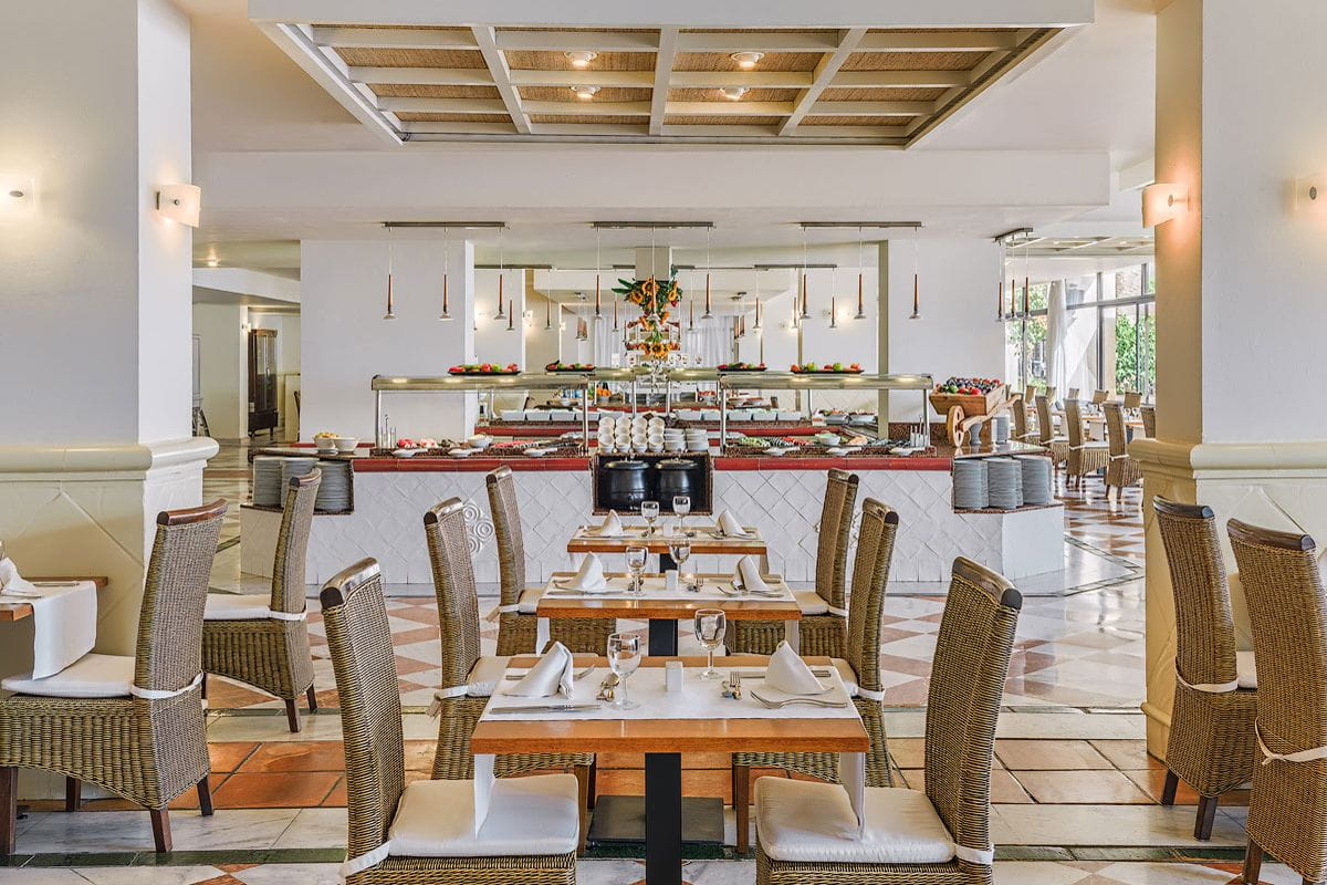 Ristorante elegante con tavoli apparecchiati a Santa Cruz de Tenerife.