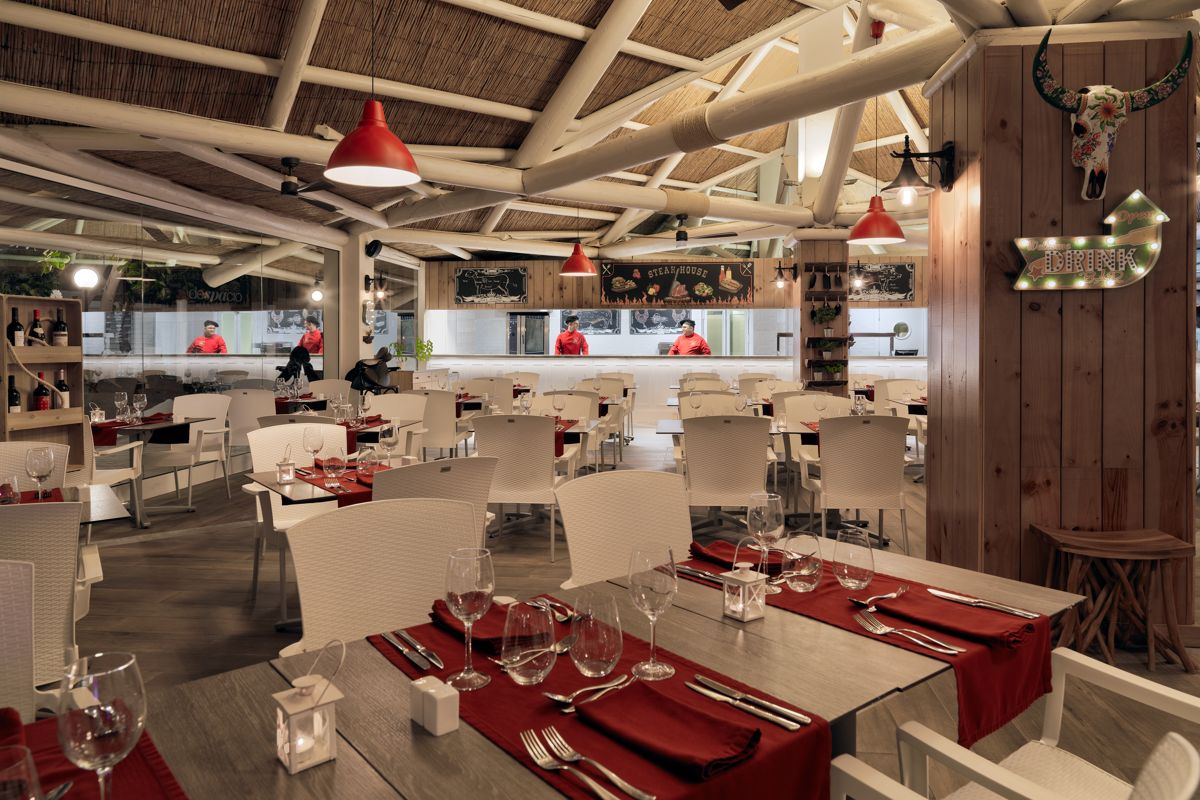 Ristorante moderno a Tenerife con tavoli apparecchiati e decorazioni in legno.