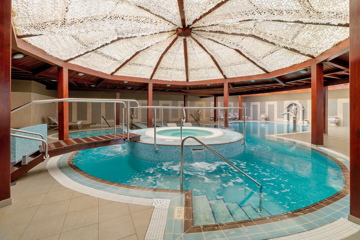 Piscina interna con vasca idromassaggio circolare a Tenerife.