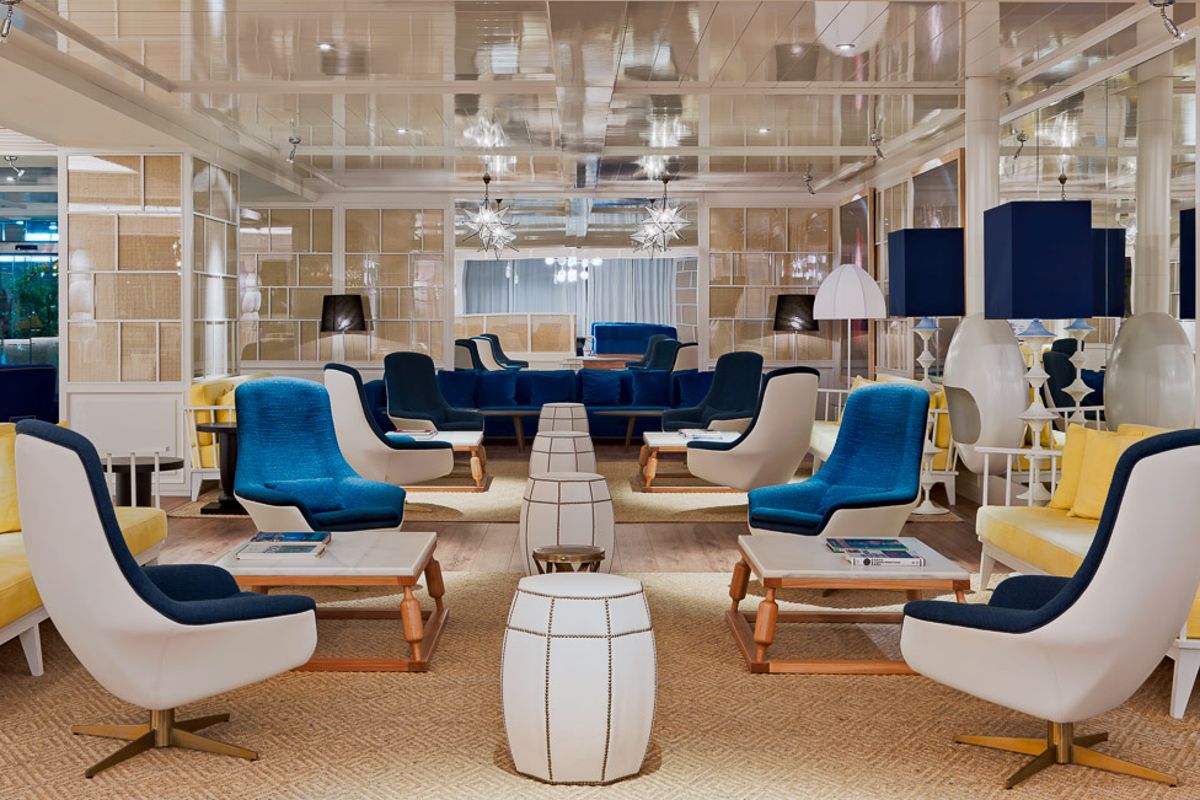 Sala lounge con poltrone blu e gialle in un hotel di Tenerife.