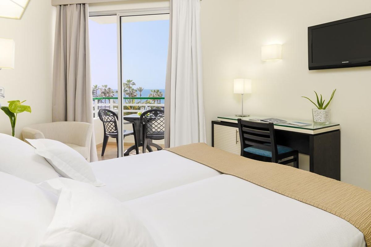 Camera d'albergo moderna con vista mare e balcone a Tenerife.