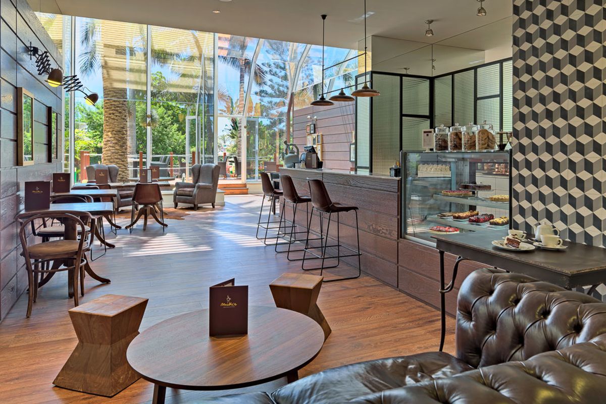 Caffetteria luminosa con sedie e tavolini, a Tenerife.