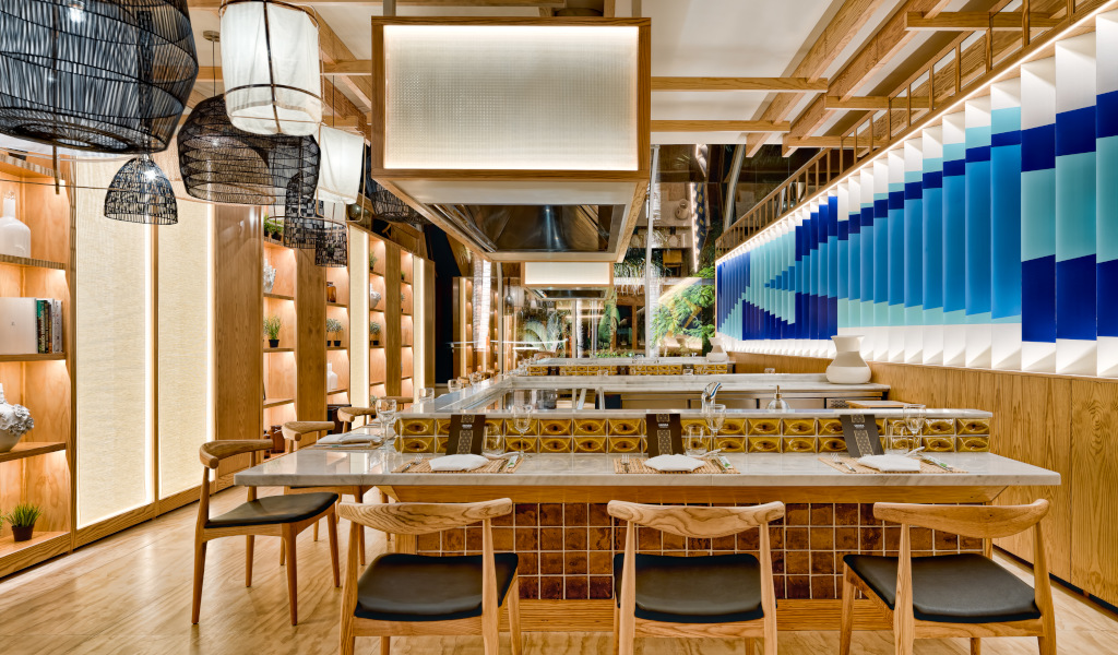 Interno di un ristorante moderno con tavoli apparecchiati a Tenerife.