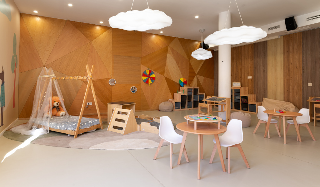 Sala giochi per bambini con giocattoli e arredi in legno, Tenerife.