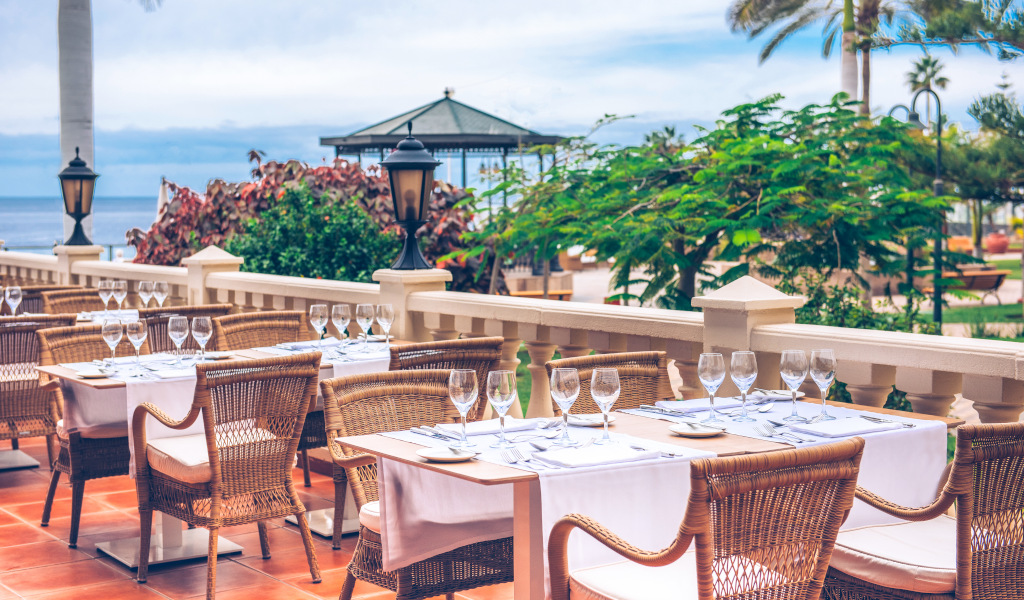 Terrazza con tavoli apparecchiati vista mare a Puerto de la Cruz, Tenerife.