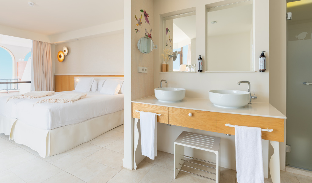 Camera d'albergo con letto matrimoniale e bagno a Tenerife.