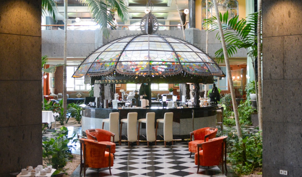 Bar con cupola in vetro colorato a Santa Cruz de Tenerife.